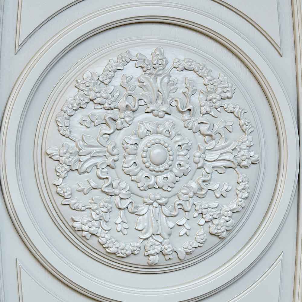 Biała, okrągła, drewniana płaskorzeźba ze skrzydła drzwiowego